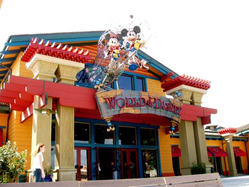 World of Disney em Downtown Disney. A loja é tão grande que é bem fácil se perder.
