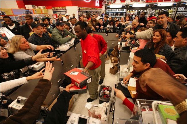 Pessoas enlouquecidas na Target, um dos melhores lugares para as compras da Black Friday