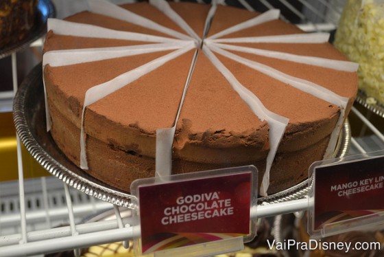 Foto de um cheesecake de chocolate Godiva na vitrine