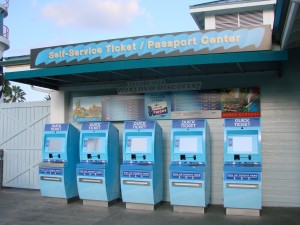 Maquininhas de retirada de ingressos na Sea World. Se você comprou online, basta retirar o ingresso ai
