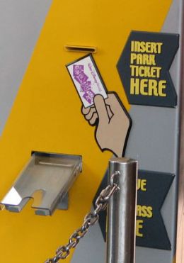 Máquina para retirar o Fastpass. Coloque o ingresso em cima e retire o cartão embaixo.