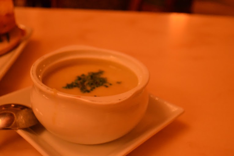 Sopa deliciosa de batata com alho porró que é servida tanto no almoço como no jantar do Be Our Guest.