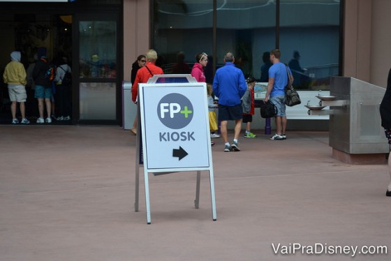 Placas como essa indicam onde ficam as estações para fazer a sua reserva de fastpass no próprio parque.