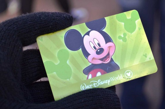 Foto do cartão magnético verde que servia como ingresso da Disney, com o Mickey na frente 