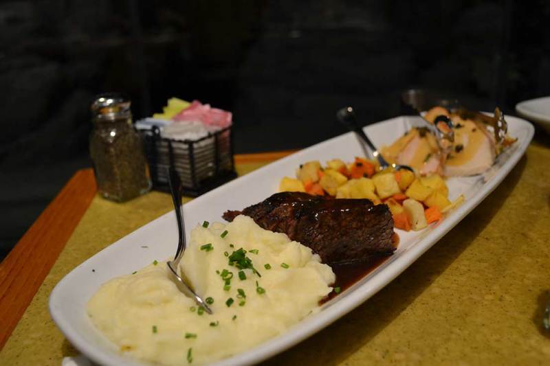 No Garden Grill as comidas vem até sua mesa nessas travessas. Você pode repetir quantas vezes quiser! Tudo bem gostoso e fresquinho!