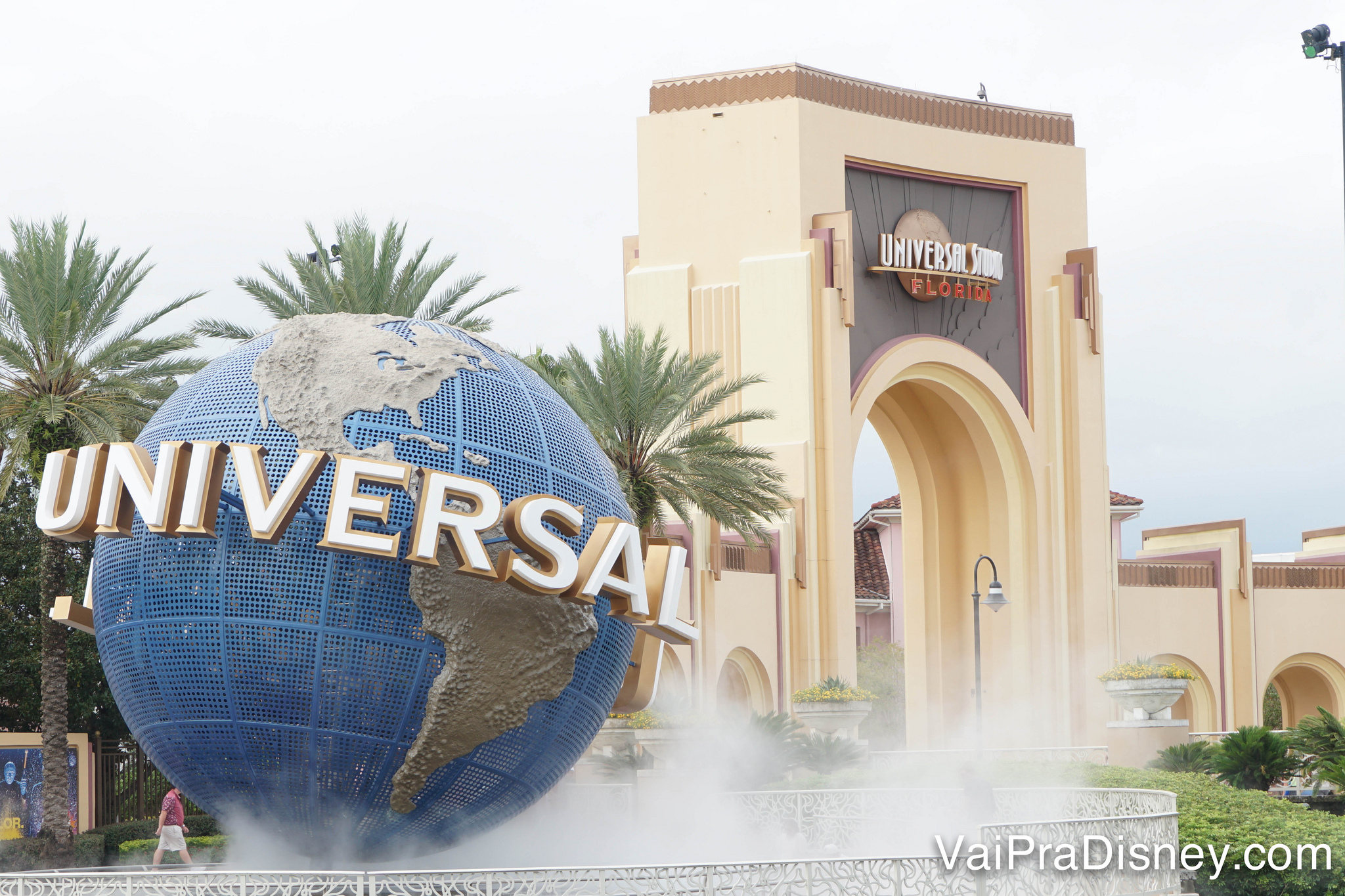 Imagem do globo que é a logo da Universal, na entrada do parque temático em Orlando.