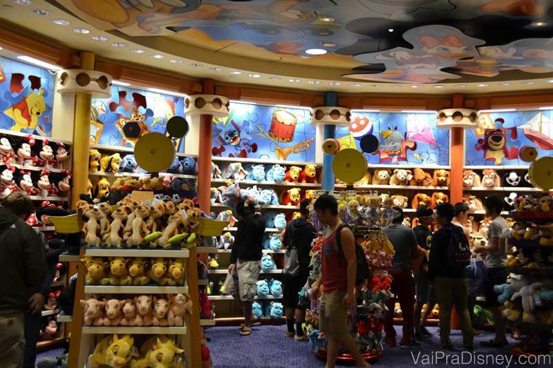 As lojas da Disney são super completas, mas são também mais caras. Deixe para comprar o máximo possível nos supermercados e guarde as compras no complexo apenas para itens muitos especiais.