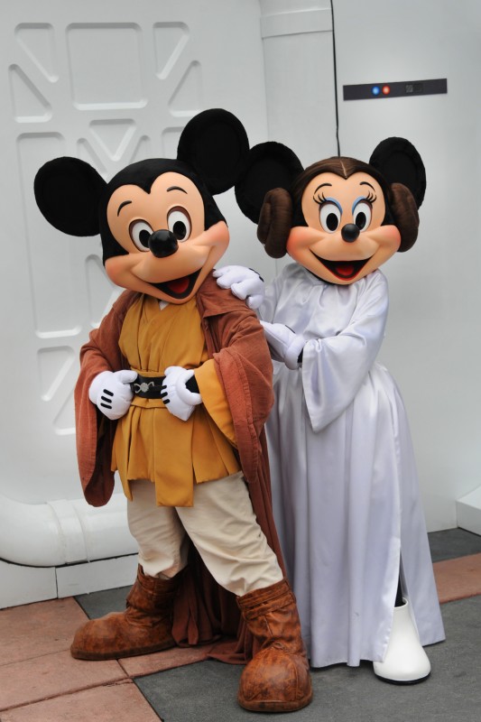 Mickey e Minnie no clima da Star Wars Weekends