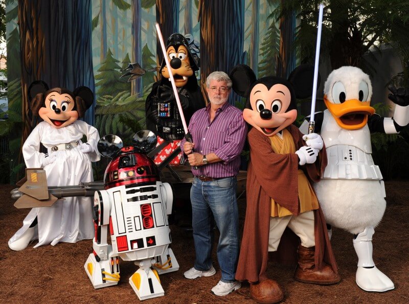 Personagens da Disney a caráter com o diretor de Star Wars, George Lucas. A Minnie está de Leia, o Pateta de Darth Vader, o Mickey de jedi e o Donald de Stormtrooper 