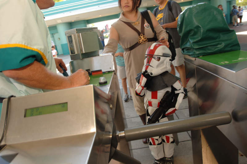 Foto de uma criança vestida de stormtrooper chegando no parque no Star Wars Weekend 