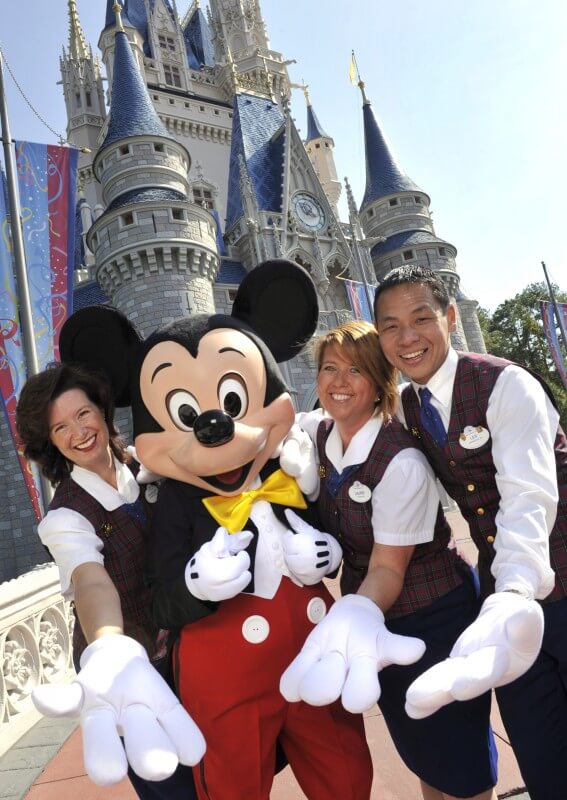 Foto dos Guest Relations da Disney que fazem os VIP Tours acompanhados do Mickey em frente ao castelo da Cinderela. Foto: divulgação Disney