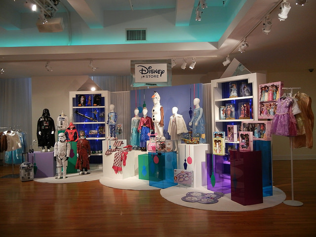 Exposição dos novos produtos da Disney a venda nos EUA e nos parques ao longo de 2015 | Foto: Inside The Magic ®/CC