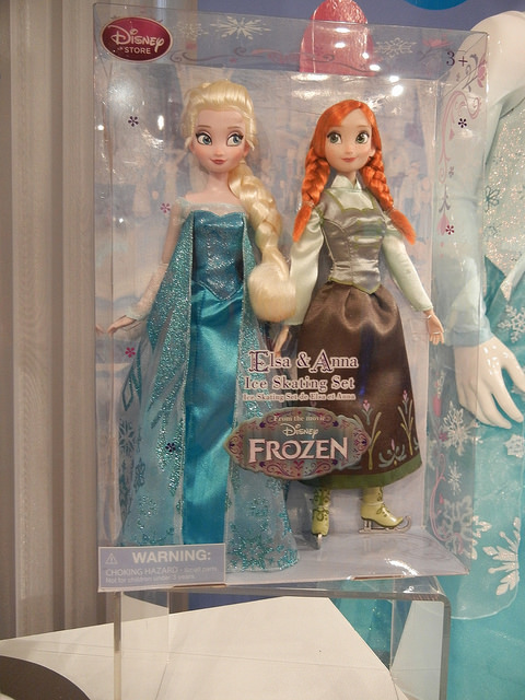 Bonecas das personagens Anna e Elsa do filme Frozen | Foto: Inside The Magic ®/CC