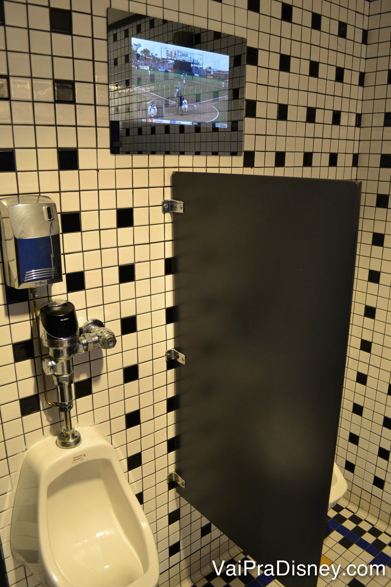 TV acima do mictório do banheiro no ESPN Club 