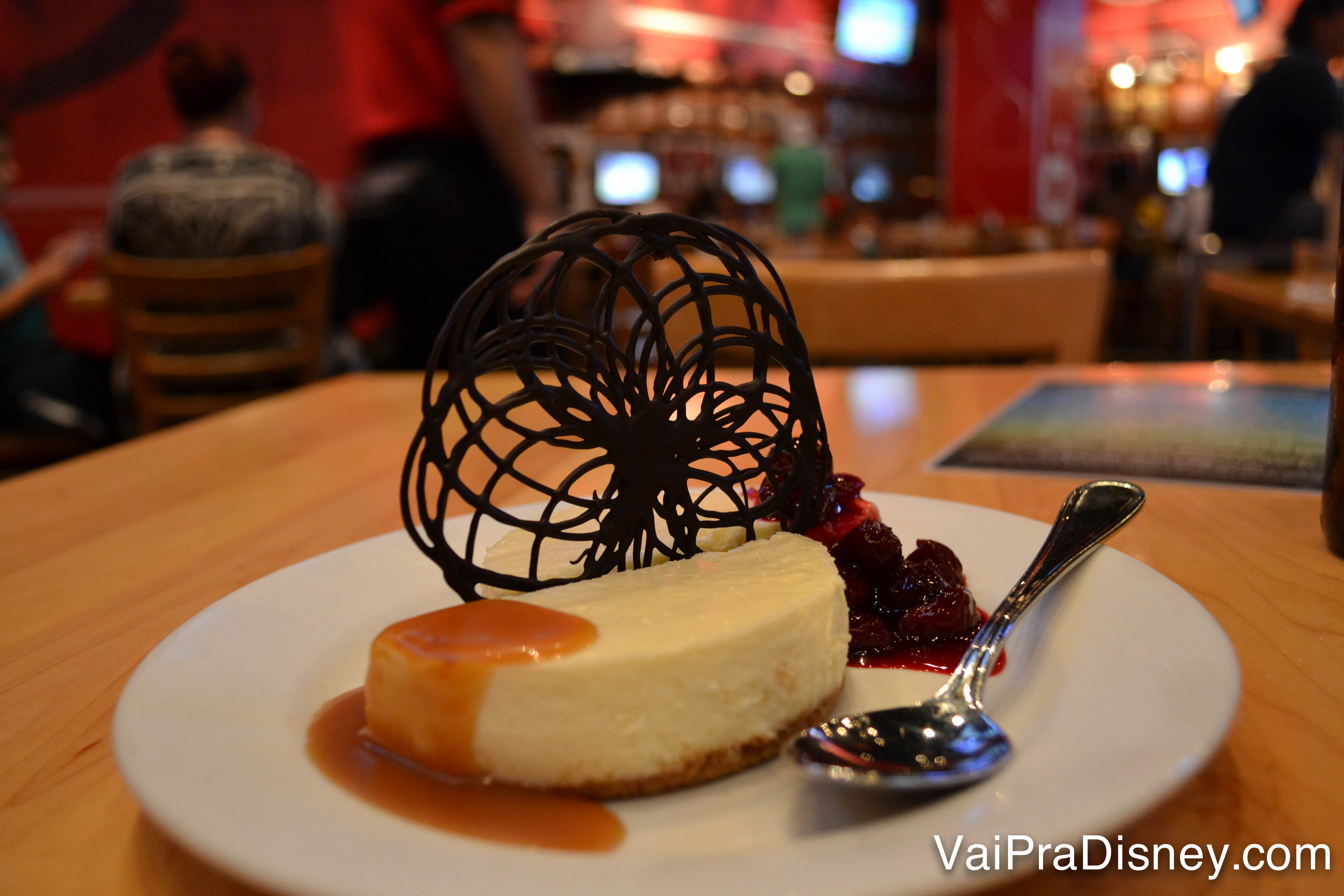 Foto de uma das sobremesas do ESPN Club, Vanilla-Sour Cream Cheesecake and Graham Cracker Crust