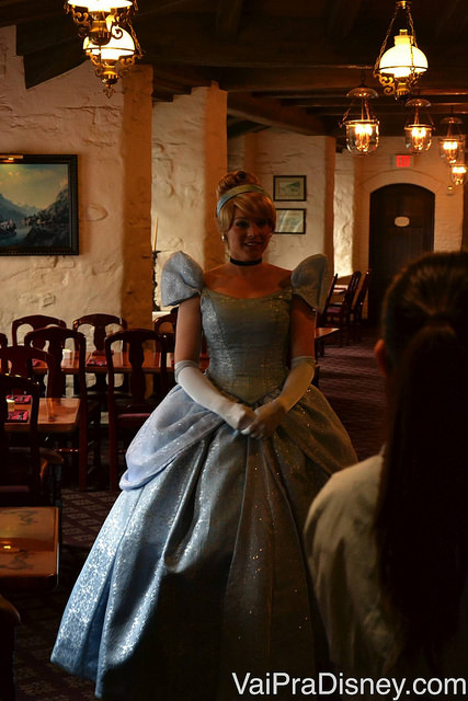 Cinderela aparece não só no Cinderella's Royal Table mas também em outros restaurantes da Disney.
