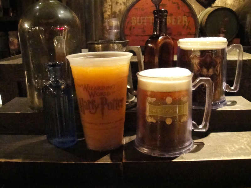 Duas versões da Cerveja Amanteigada gelada: no copo e na caneca especial, que custa um pouco mais.