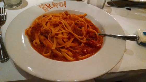 Foto do prato no Bravo!, mostrando um spaghetti com molho de tomate. 