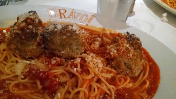 Foto do prato no Bravo!, mostrando um spaghetti com molho de tomate e almôndegas 