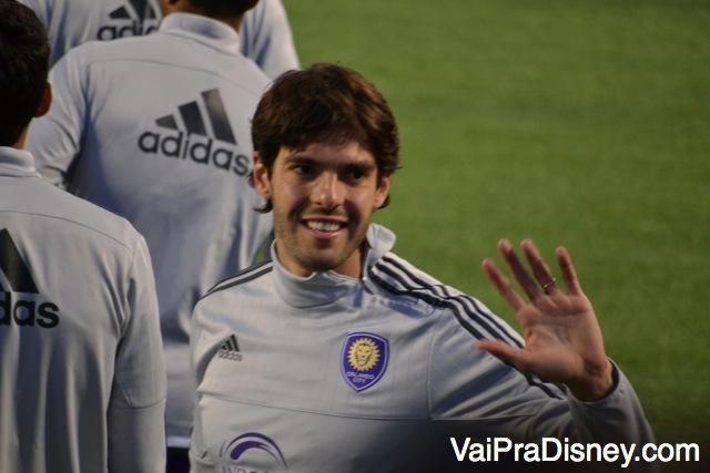 Kaká cumprimentando fãs brasileiros e americanos que foram prestigiar sua pré-estreia no Orlando City