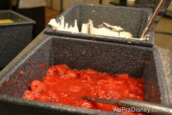 A famosa calda de morango da Disney. Vai com qualquer coisa!
