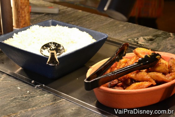 Foto do buffet do almoço do Tusker House, com arroz e frango disponíveis em tigelas 