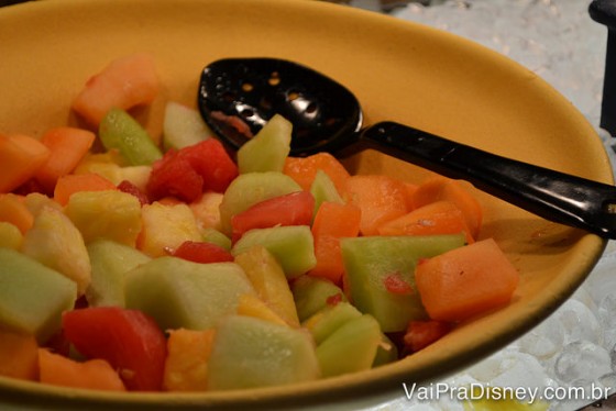 Foto de um prato com salada de frutas 