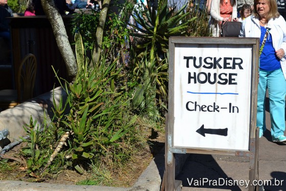 Foto da placa indicando onde fazer check-in no restaurante Tusker House, que fica no Animal Kingdom.