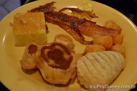 Foto do prato no café-da-manhã do Tusker House, com waffles do Mickey, bolo, pão e bacon 