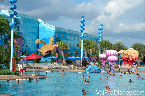 A piscina do Nemo no Art of Animation é a maior piscina da Disney inteira. Ela tem caixas de som para que você consiga escutar a música debaixo d'àgua.