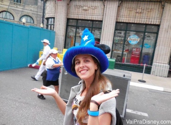 Thaís na Streets of Americas, com o chapéu que não existe mais como o símbolo do parque