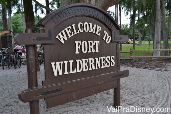 Placa na entrada do hotel, com o texto "Welcome to Fort Wilderness"