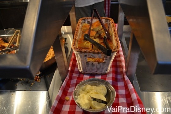 Foto do buffet mostrando o pão de milho com manteiga de mel