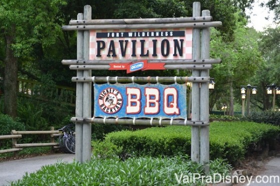 Foto da placa na entrada do Mickey's Backyard BBQ no Fort Wilderness, com fundo azul e um Mickey no centro 