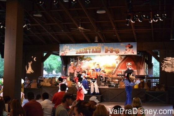 Foto do palco durante o show do Mickey's Backyard BBQ, com a turma do Mickey chegando 