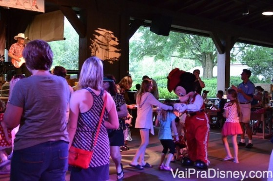 Foto do Mickey dançando com algumas crianças durante o Mickey's Backyard BBQ.