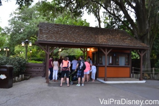Visitantes pegando o ingresso do Mickey's Backyard BBQ no Fort Wilderness 