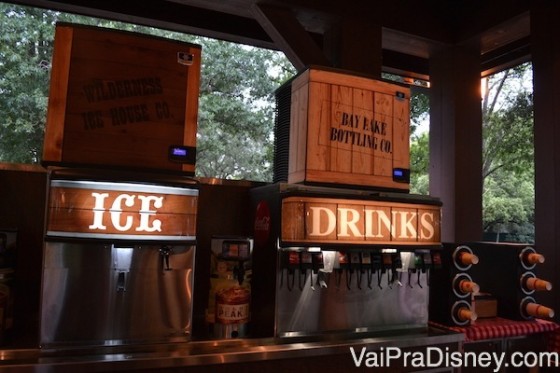 Estação de bebidas, com gelo e refrigerantes para pegar à vontade 