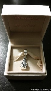 Antes que julguem minha foto quero dizer que tirei do celular e que tá escuro aqui. E que eu fui lá comprar uma Pandora pra vocês, então não julguem minha foto por favor? :)