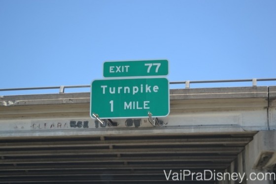 Se andar na Turnpike, principal estrada que liga Miami e Orlando, não vai ter como fugir dos pedágios de pagamento automático.