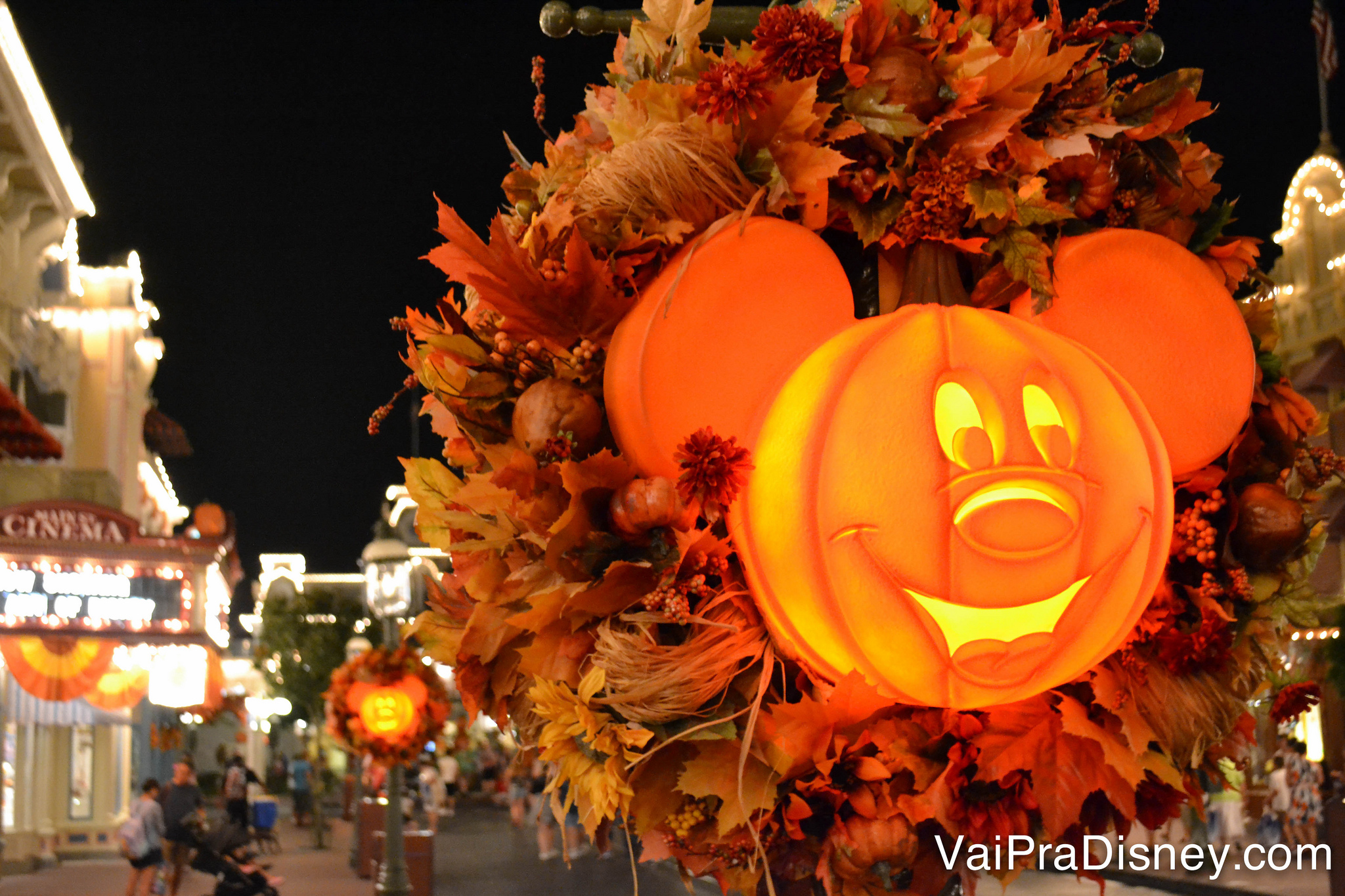 Desde o começo de setembro já é possível ver a decoração de Halloween pelo Magic Kingdom.