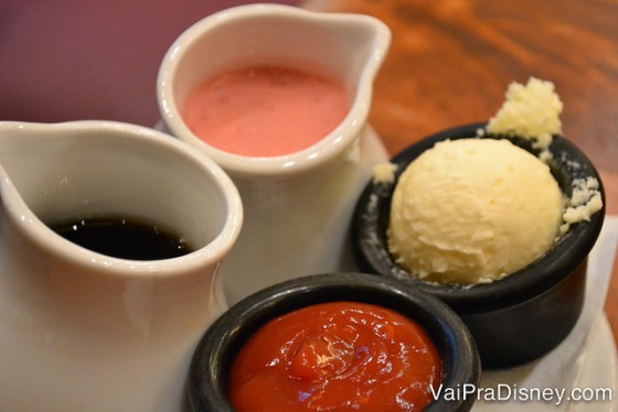 Acompanhamentos para dar um toque especial nos pratos: maple, a cobertura de morango, ketchup e manteiga  