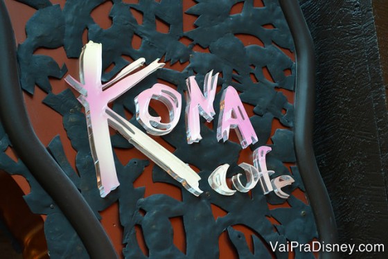 Foto da placa na entrada do Kona Cafe, no Disney's Polynesian Village Resort