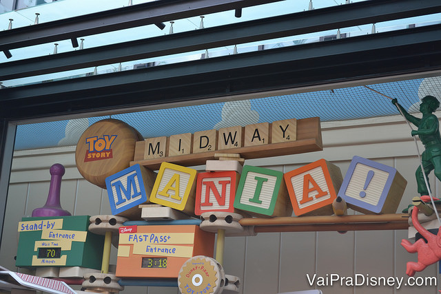 A fila do Toy Story Mania é linda e fica praticamente inteira no ar condicionado.