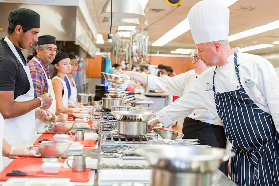 Quem gosta de Disney e de cozinha como eu vai adorar a chance de preparar uma refeição com os chefs do complexo.