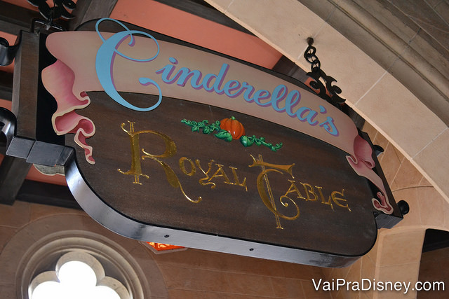 Clássica placa do Cinderella's Royal Table, vista por quem atravessa o castelo.