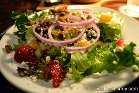 Foto da salada do Longhorn, bem variada com cebola em cima 