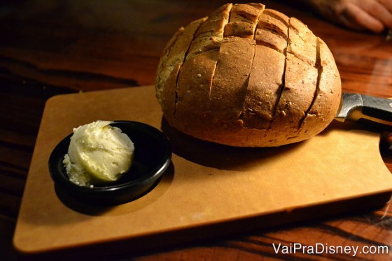 Tudo é bom no LongHorn, a começar por esse pão. Foto do pão redondo com a manteiga ao lado 