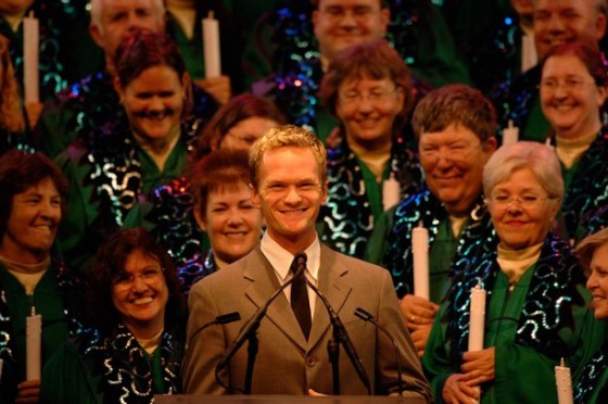 Neil Patrick Harris, o famoso Barney de "How I Met Your Mother" é sempre um dos narradores do Candleight Processionals