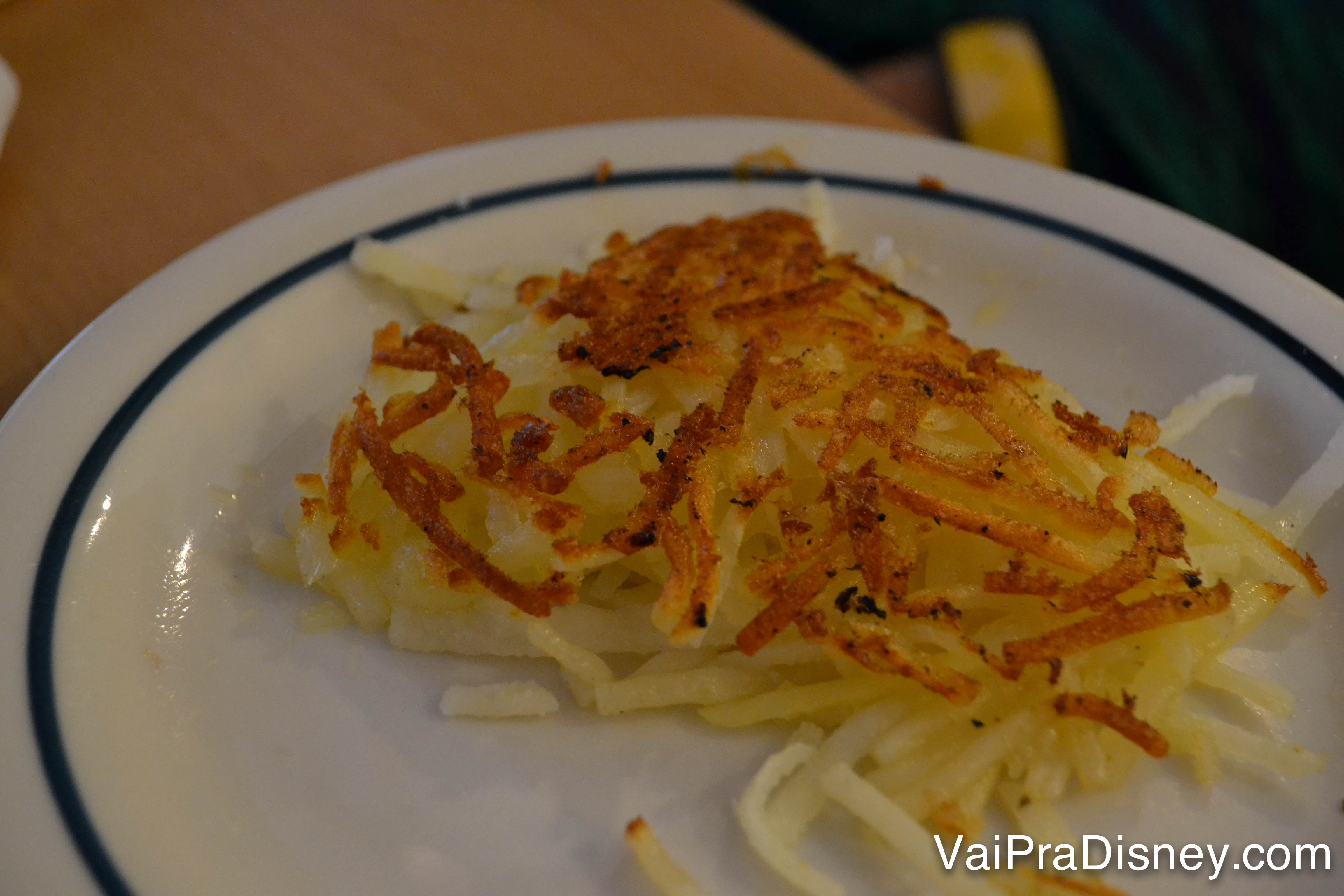 Hash browns, panquequinhas feitas com batata cozida e tostada/frita na chapa